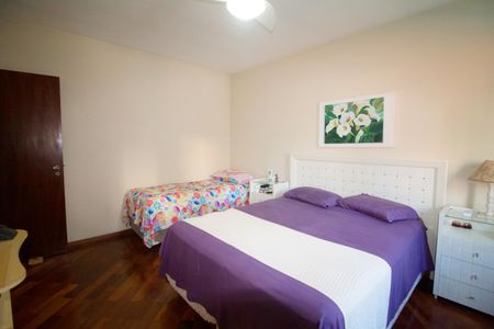 Casa à venda com 216m², 5 quartos e 4 vagasQuarto 4