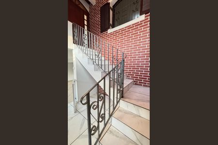 Casa à venda com 177m², 4 quartos e 2 vagasEscada