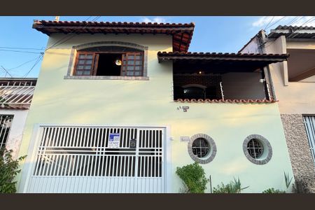 Casa à venda com 177m², 4 quartos e 2 vagasFachada