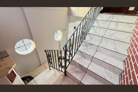 Casa à venda com 177m², 4 quartos e 2 vagasEscada