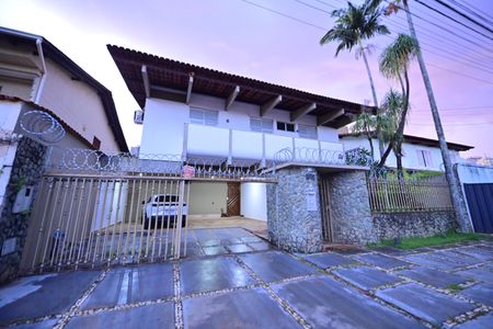 Casa para alugar com 400m², 5 quartos e 4 vagasFachada