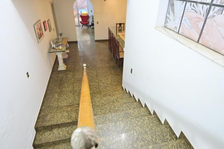 Casa para alugar com 400m², 5 quartos e 4 vagasEscada