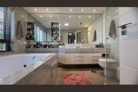 Apartamento à venda com 280m², 4 quartos e 4 vagasBanheiro da Suíte 3