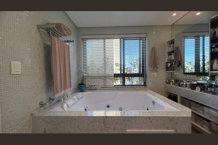 Apartamento à venda com 280m², 4 quartos e 4 vagasBanheiro da Suíte 3