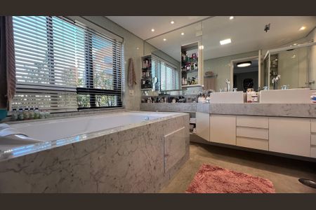 Apartamento à venda com 280m², 4 quartos e 4 vagasBanheiro da Suíte 3