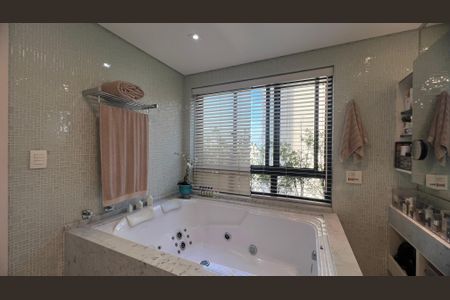 Apartamento à venda com 280m², 4 quartos e 4 vagasBanheiro da Suíte 3