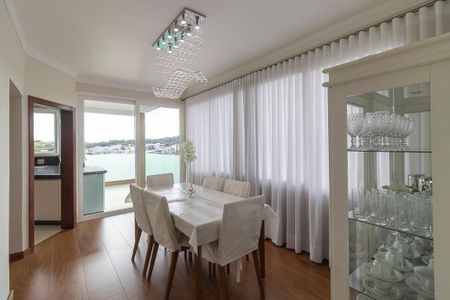 Casa de condomínio à venda com 300m², 4 quartos e 6 vagasCopa