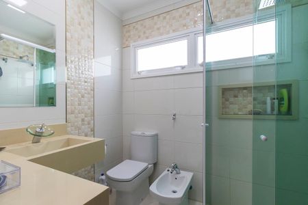 Casa de condomínio à venda com 300m², 4 quartos e 6 vagasBanheiro da suíte