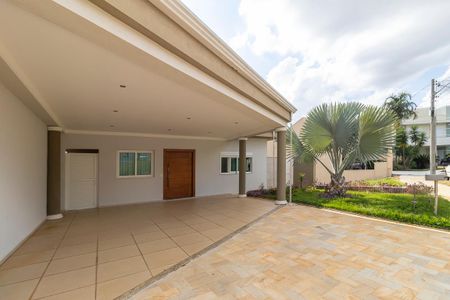 Casa de condomínio à venda com 300m², 4 quartos e 6 vagasFachada