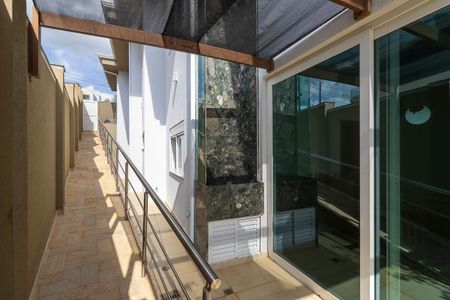 Casa de condomínio à venda com 300m², 4 quartos e 6 vagasCorredor lateral com cascata