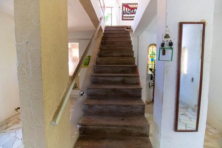 Casa à venda com 368m², 5 quartos e 6 vagas Casa à venda com 368m², 5 quartos e 6 vagasEscada