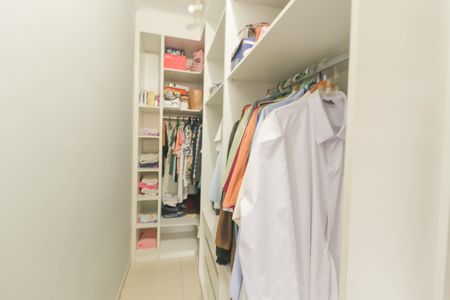 Casa à venda com 231m², 3 quartos e 2 vagas Casa à venda com 231m², 3 quartos e 2 vagasCloset da suíte