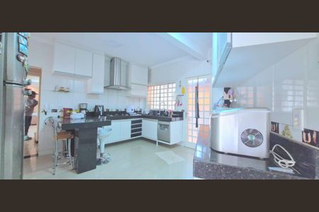 Casa à venda com 318m², 4 quartos e 1 vaga Casa à venda com 318m², 4 quartos e 1 vagaCozinha