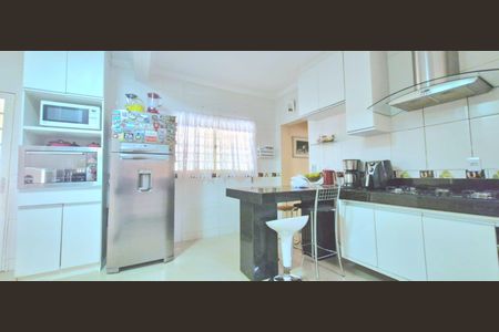 Casa à venda com 318m², 4 quartos e 1 vaga Casa à venda com 318m², 4 quartos e 1 vagaCozinha