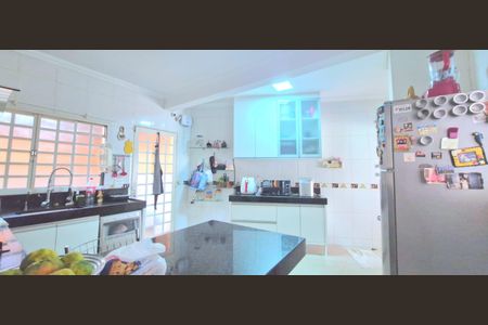 Casa à venda com 318m², 4 quartos e 1 vaga Casa à venda com 318m², 4 quartos e 1 vagaCozinha