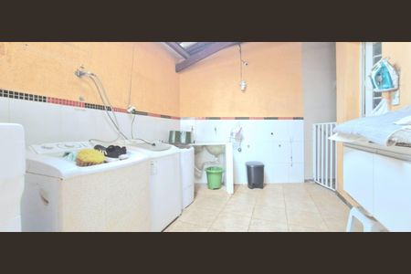 Casa à venda com 318m², 4 quartos e 1 vaga Casa à venda com 318m², 4 quartos e 1 vagaLavanderia