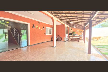 Casa à venda com 318m², 4 quartos e 1 vaga Casa à venda com 318m², 4 quartos e 1 vagaSacada/Sala