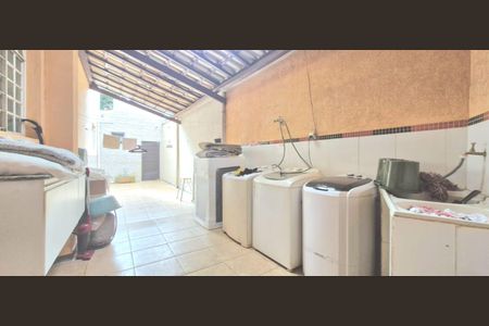 Casa à venda com 318m², 4 quartos e 1 vaga Casa à venda com 318m², 4 quartos e 1 vagaLavanderia