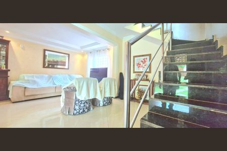 Casa à venda com 318m², 4 quartos e 1 vaga Casa à venda com 318m², 4 quartos e 1 vagaSala