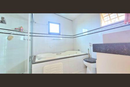 Casa à venda com 318m², 4 quartos e 1 vaga Casa à venda com 318m², 4 quartos e 1 vagaBanheiro/Suíte 3