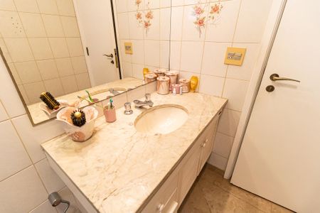 Apartamento à venda com 253m², 4 quartos e 3 vagasBanheiro da Suíte 3