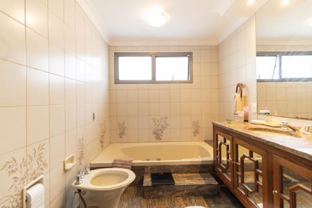 Apartamento à venda com 253m², 4 quartos e 3 vagasBanheiro da Suíte 1