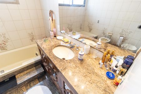 Apartamento à venda com 253m², 4 quartos e 3 vagasBanheiro da Suíte 1