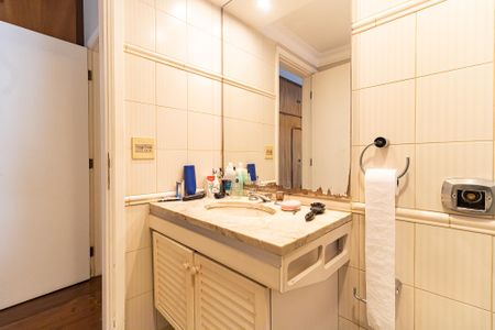 Apartamento à venda com 253m², 4 quartos e 3 vagasBanheiro da Suíte 2