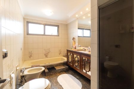 Apartamento à venda com 253m², 4 quartos e 3 vagasBanheiro da Suíte 1