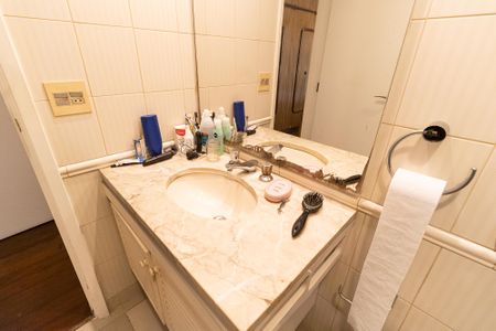 Apartamento à venda com 253m², 4 quartos e 3 vagasBanheiro da Suíte 2