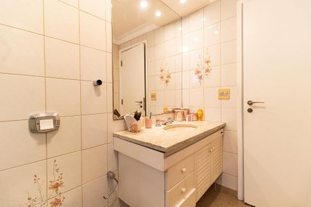 Apartamento à venda com 253m², 4 quartos e 3 vagasBanheiro da Suíte 3