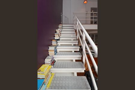 Apartamento à venda com 111m², 2 quartos e 2 vagas Apartamento à venda com 111m², 2 quartos e 2 vagasEscada