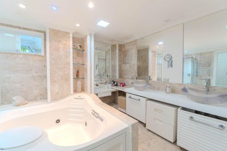 Apartamento à venda com 400m², 4 quartos e 1 vagaBanheiro da Suíte 3