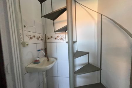 Casa para alugar com 50m², 1 quarto e sem vaga Casa para alugar com 50m², 1 quarto e sem vagaEscadas