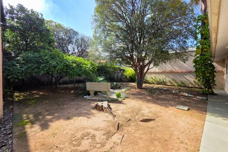 Casa para alugar com 220m², 5 quartos e 6 vagasQuintal