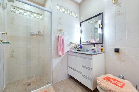 Casa para alugar com 220m², 5 quartos e 6 vagasBanheiro