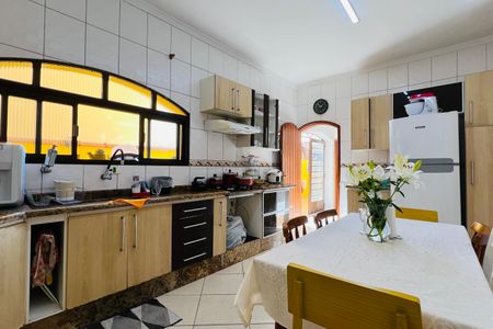 Casa à venda com 181m², 3 quartos e 2 vagasCozinha e Área de Serviço