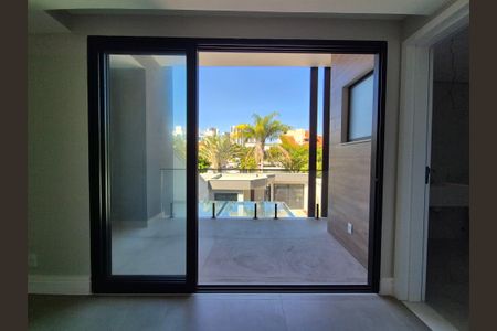 Apartamento à venda com 297m², 4 quartos e 3 vagas Apartamento à venda com 297m², 4 quartos e 3 vagasVaranda da Suíte 4