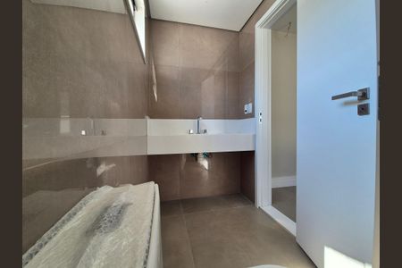 Apartamento à venda com 297m², 4 quartos e 3 vagas Apartamento à venda com 297m², 4 quartos e 3 vagasBanheiro da Suíte 1
