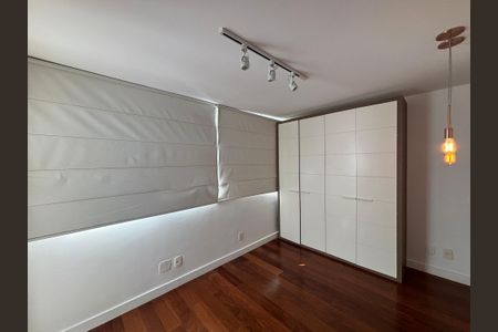Apartamento à venda com 274m², 4 quartos e 2 vagasSuíte 1