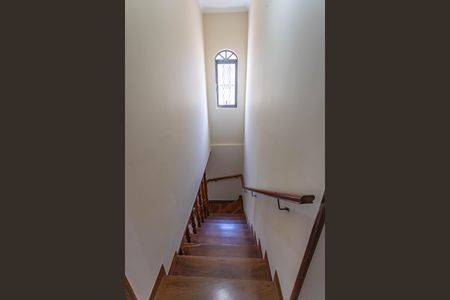 Casa à venda com 190m², 3 quartos e 2 vagas Casa à venda com 190m², 3 quartos e 2 vagasEscada