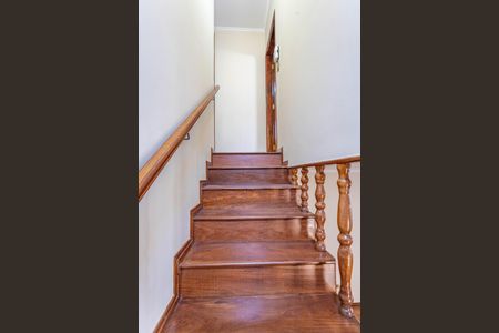 Casa à venda com 190m², 3 quartos e 2 vagas Casa à venda com 190m², 3 quartos e 2 vagasEscada