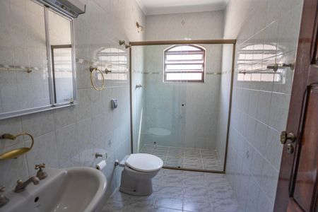Casa à venda com 190m², 3 quartos e 2 vagas Casa à venda com 190m², 3 quartos e 2 vagasBanheiro social 1