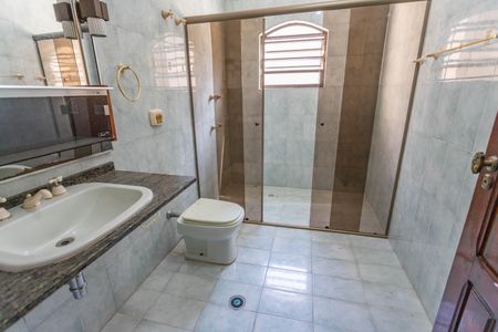 Casa à venda com 190m², 3 quartos e 2 vagas Casa à venda com 190m², 3 quartos e 2 vagasBanheiro da suíte