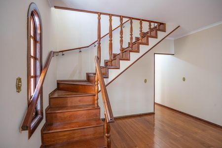 Casa à venda com 190m², 3 quartos e 2 vagas Casa à venda com 190m², 3 quartos e 2 vagasEscada