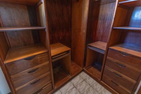 Casa à venda com 190m², 3 quartos e 2 vagas Casa à venda com 190m², 3 quartos e 2 vagasCloset da suíte