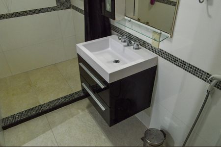 Casa de condomínio para alugar com 600m², 4 quartos e 2 vagas Casa de condomínio para alugar com 600m², 4 quartos e 2 vagasBanheiro da Suíte 1