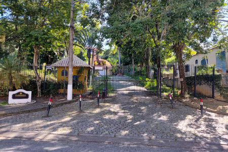 Casa de condomínio para alugar com 600m², 4 quartos e 2 vagas Casa de condomínio para alugar com 600m², 4 quartos e 2 vagasFachada