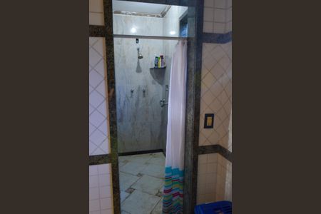 Casa de condomínio para alugar com 600m², 4 quartos e 2 vagas Casa de condomínio para alugar com 600m², 4 quartos e 2 vagasBanheiro da Suíte 2