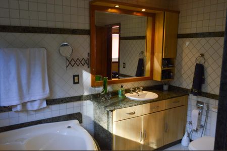 Casa de condomínio para alugar com 600m², 4 quartos e 2 vagas Casa de condomínio para alugar com 600m², 4 quartos e 2 vagasBanheiro da Suíte 2